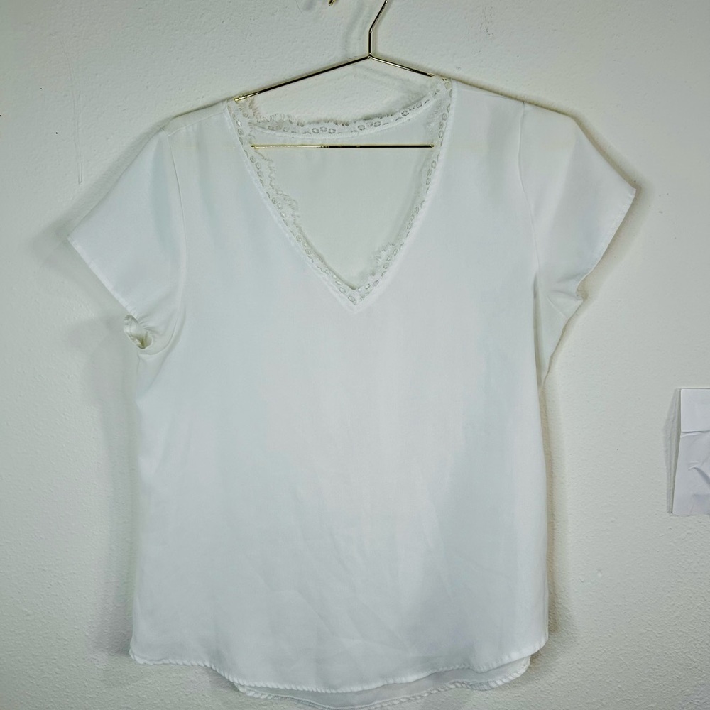 Unbranded White V-Neck Blouse with Lace Trim - Size Large Lightweight Top - Picture 2 of 7